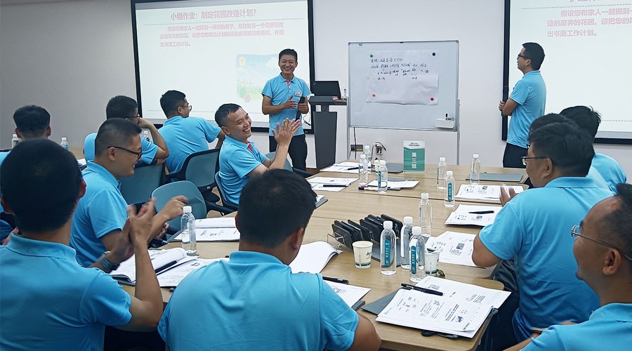 巅峰国际官网学员们在课上进行幼组作业讲堂展示